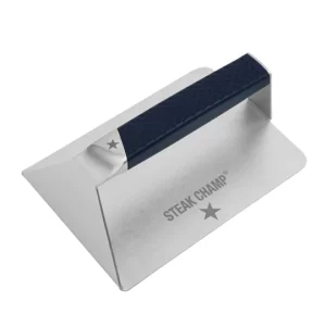 Πρέσσα για Μπέργκερ και μπριζόλες XXL! Τραγανές κρούστες! Ψήσε και σωτάρισε σαν επαγγελματίας: 5 δευτερόλεπτα πρεσσάρισμα και θα έχεις την πιο τέλεια κρούστα στα smashed μπέργερ σου, τις μπριζόλες, το μπέϊκον ή τα σάντουιτς σου! Extra μεγάλο μέγεθος 19 x 13 cm. Με την αντιολισθητική λαβή έχεις τον απόλυτο έλεγχο ακόμα και με βρεγμένα χέρια!