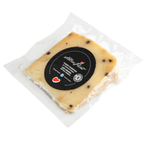 Γραβιέρα παλαιωμένη με τέσσερα πιπέρια απο την bliss point. Aged graviera with four peppers